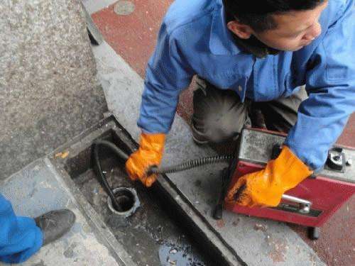 吊罗山乡疏通下水道