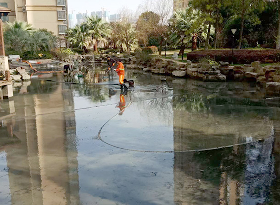 吊罗山乡景观池淤泥清理