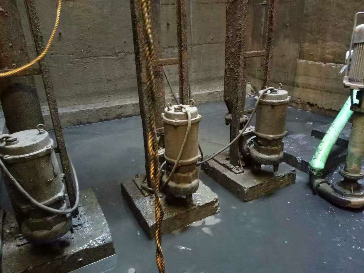 吊罗山乡污水池清理