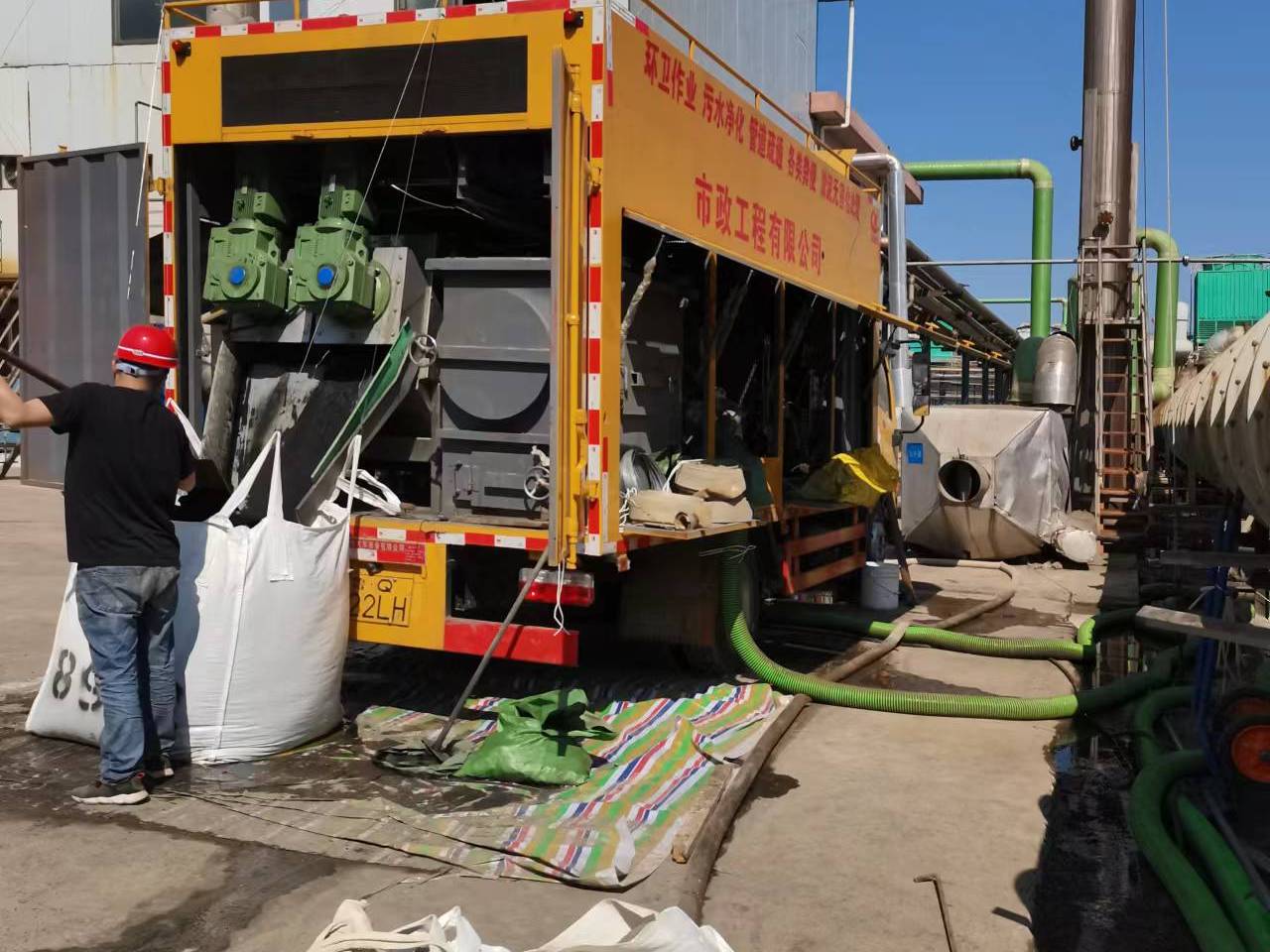 吊罗山乡淤泥压干处理