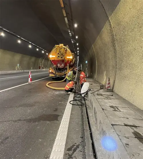 吊罗山乡隧道排水渠清淤